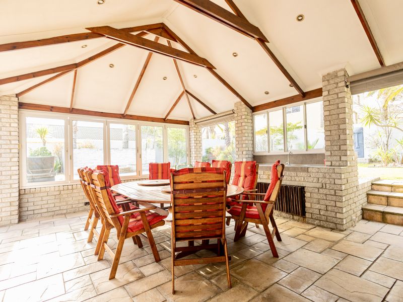 The Home where family living meets luxury entertaining. - Photo 10