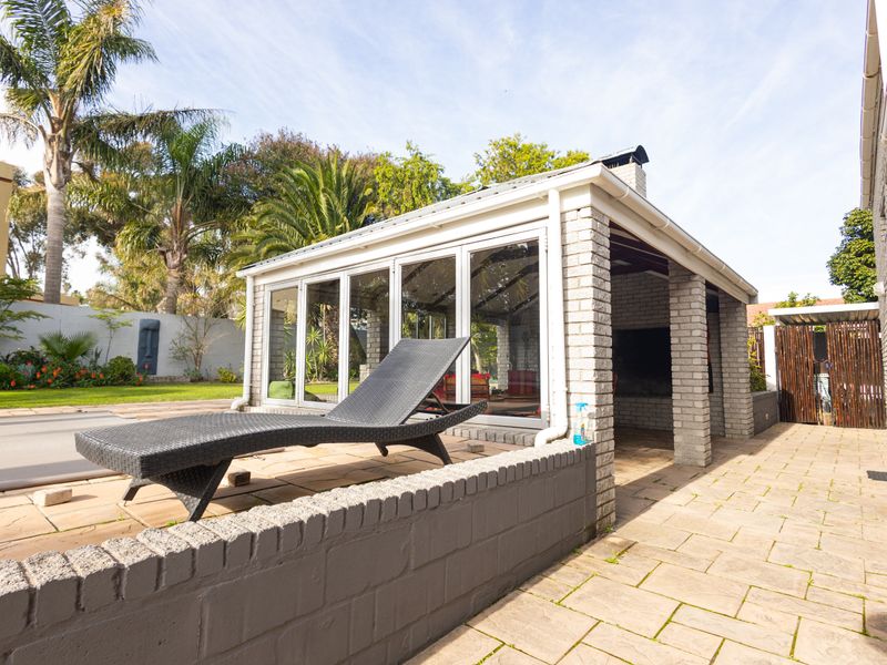 The Home where family living meets luxury entertaining. - Photo 9