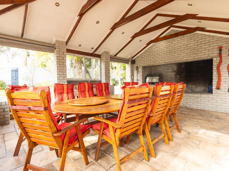 The Home where family living meets luxury entertaining. - Photo 2