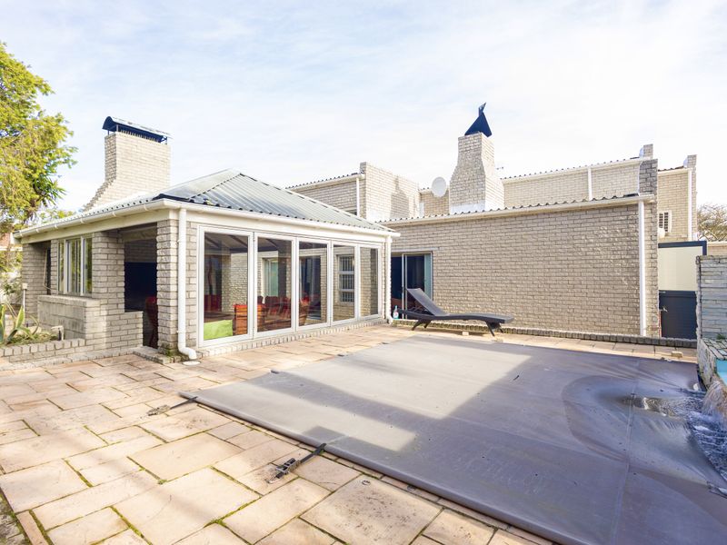 The Home where family living meets luxury entertaining. - Photo 1