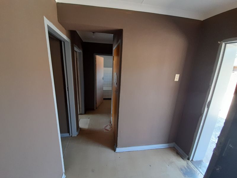 Groud Floor Flat  R5,250 - Photo 5