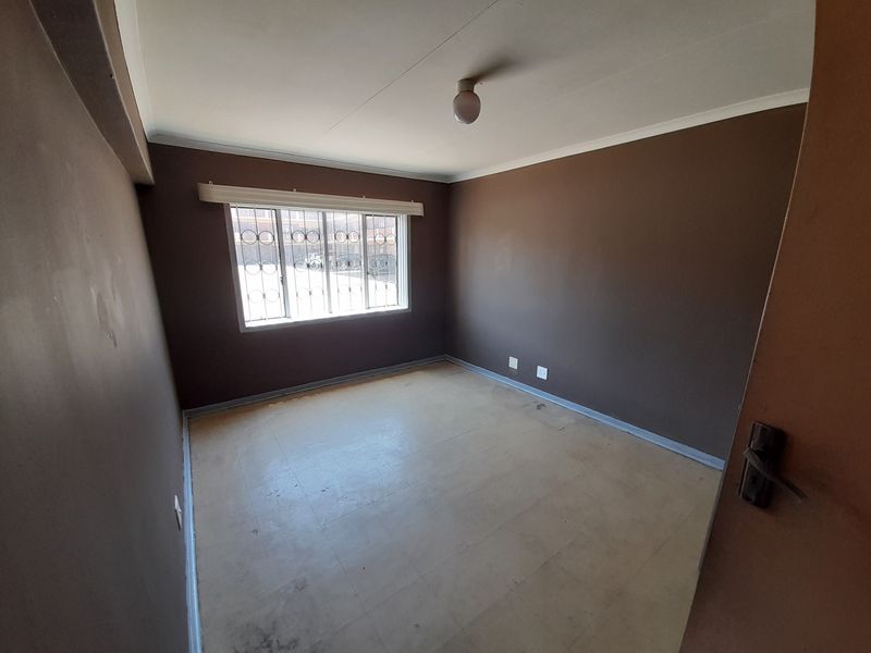 Groud Floor Flat  R5,250 - Photo 9