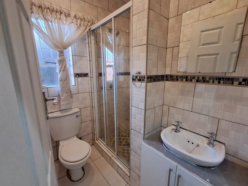 Modern Family Home @ R9,900 - Photo 10