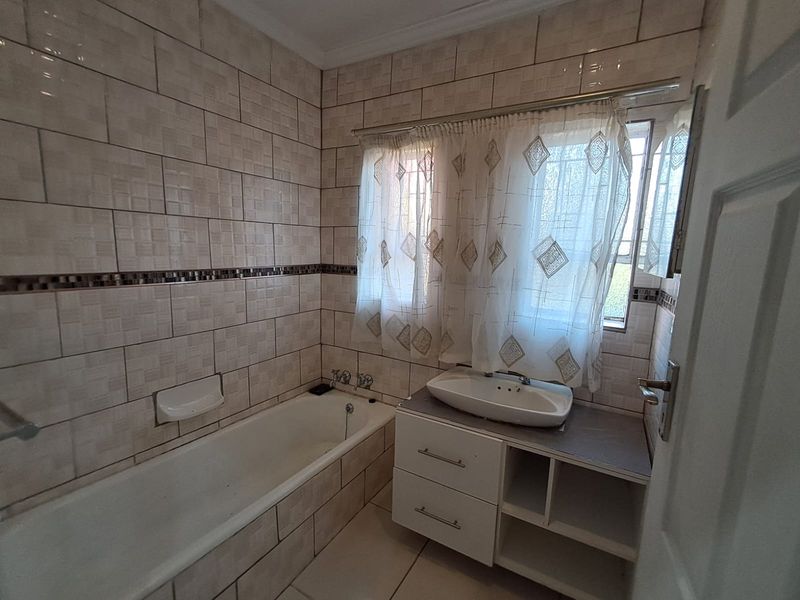 Modern Family Home @ R9,900 - Photo 9