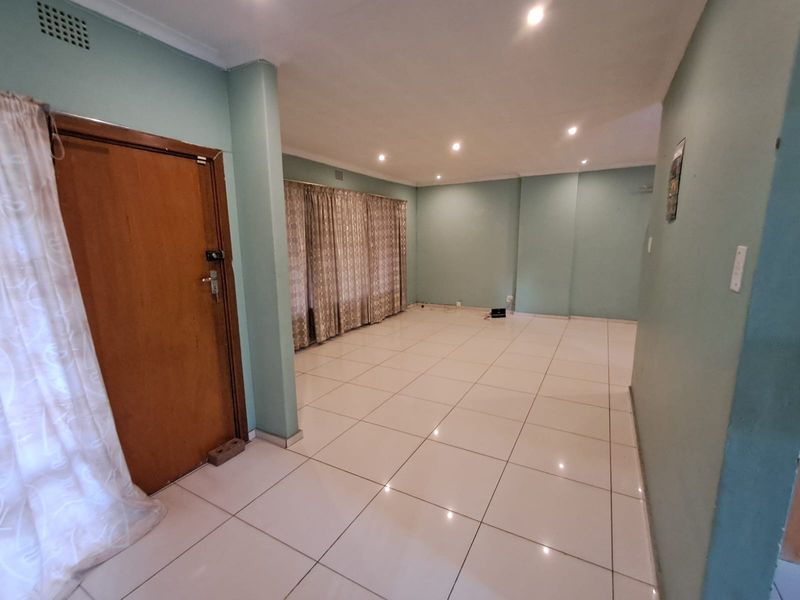 Modern Family Home @ R9,900 - Photo 2