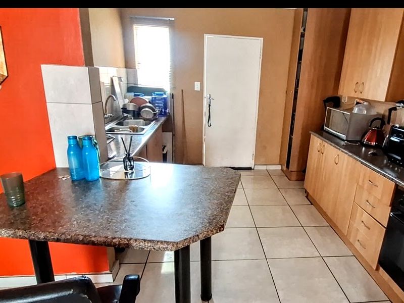 Secure and Stylish 2-Bedroom Apartment for Easy Living - Photo 4