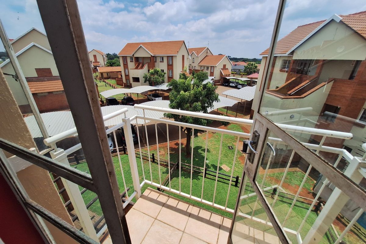 Secure and Stylish 2-Bedroom Apartment for Easy Living - Photo 2