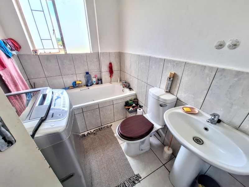 Secure and Stylish 2-Bedroom Apartment for Easy Living - Photo 8