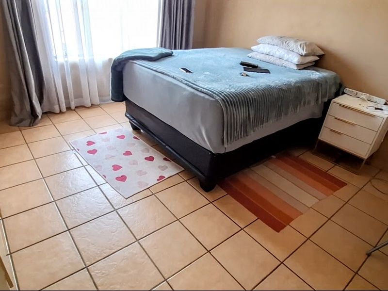 Secure and Stylish 2-Bedroom Apartment for Easy Living - Photo 7