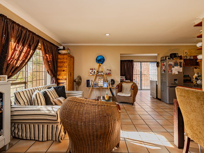 Charming 3-bedroom house in Brackenfell South, perfect for families seeking comfort and convenience - Photo 3