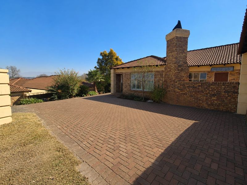 3 Bedroom Simplex in very secure complex - Photo 2