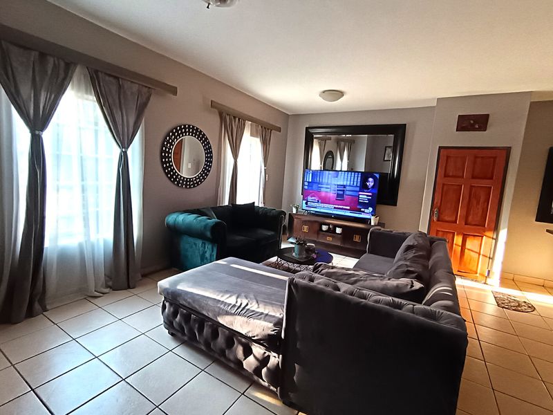 2-Bedroom Apartment Offering Comfort, Security & Lifestyle - Photo 2
