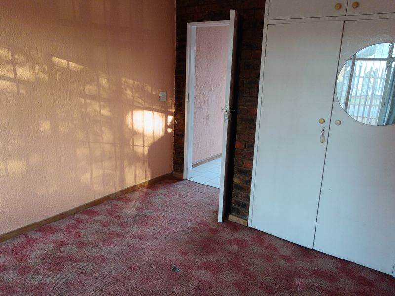 Spacious home with rental income potential - Photo 4