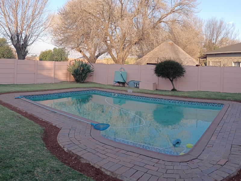 Spacious home with rental income potential - Photo 2