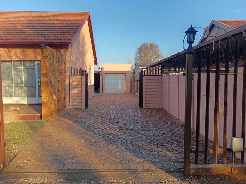 Spacious home with rental income potential - Photo 8