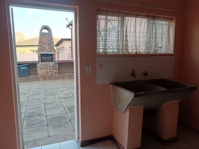 Spacious home with rental income potential - Photo 6