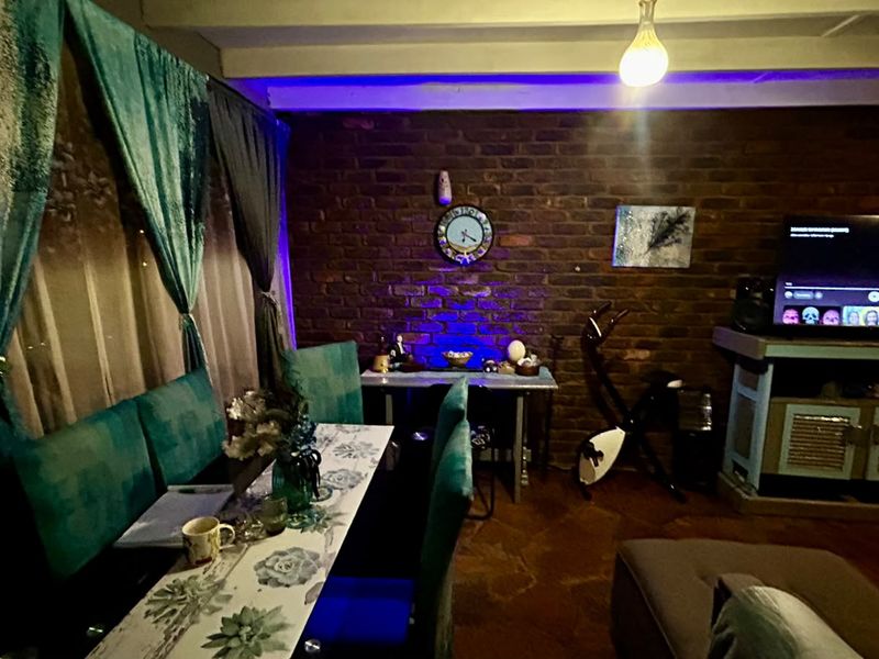 Bright 1-Bed with Magalies Views in Waverley, The Moot - Photo 9