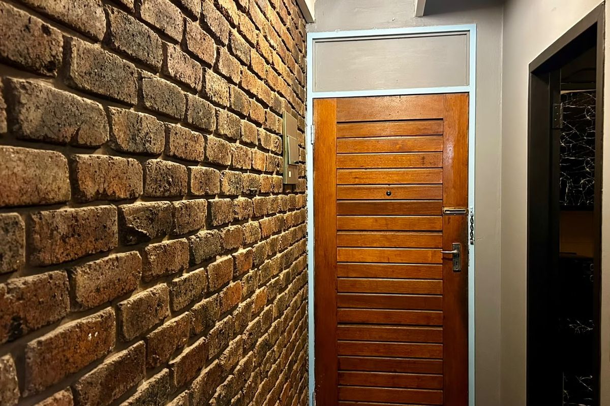 Bright 1-Bed with Magalies Views in Waverley, The Moot - Photo 2