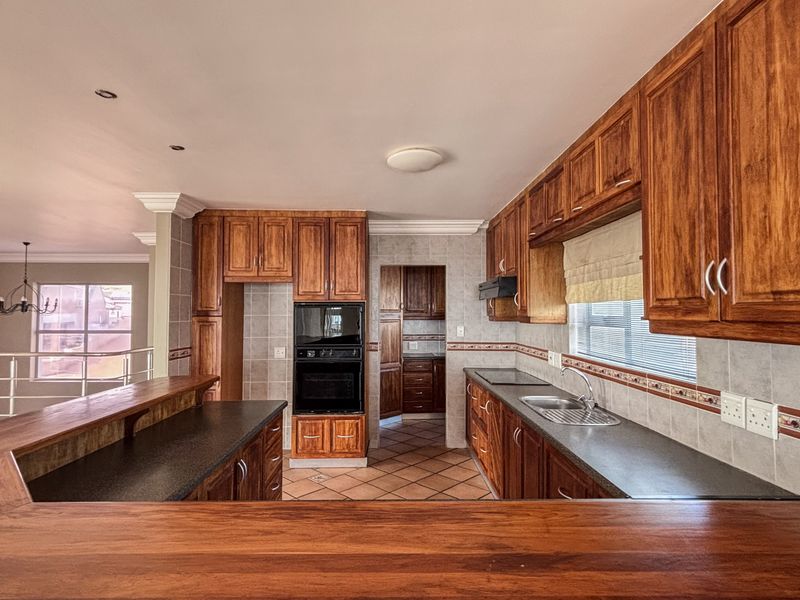 7 Bedroom Multi-Level, Dual Living Family Home in Myburgh Park - Photo 2