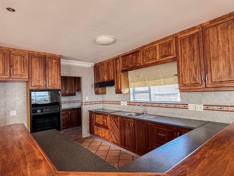 7 Bedroom Multi-Level, Dual Living Family Home in Myburgh Park - Photo 3
