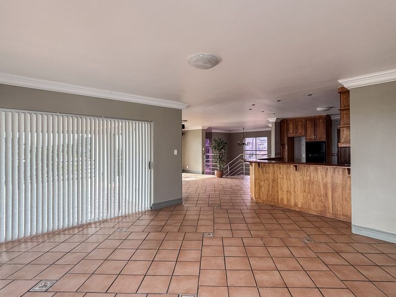 7 Bedroom Multi-Level, Dual Living Family Home in Myburgh Park - Photo 8