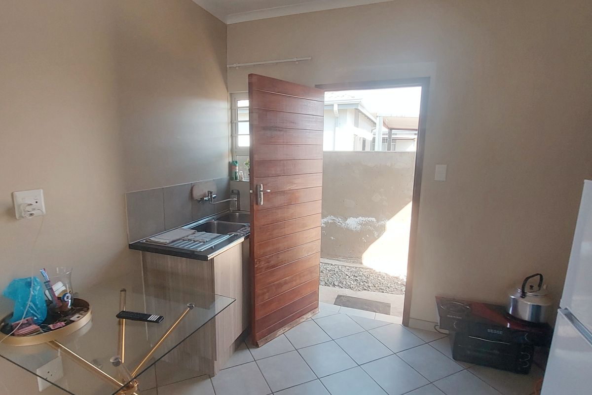 Spacious Family home in secure Area - Photo 4