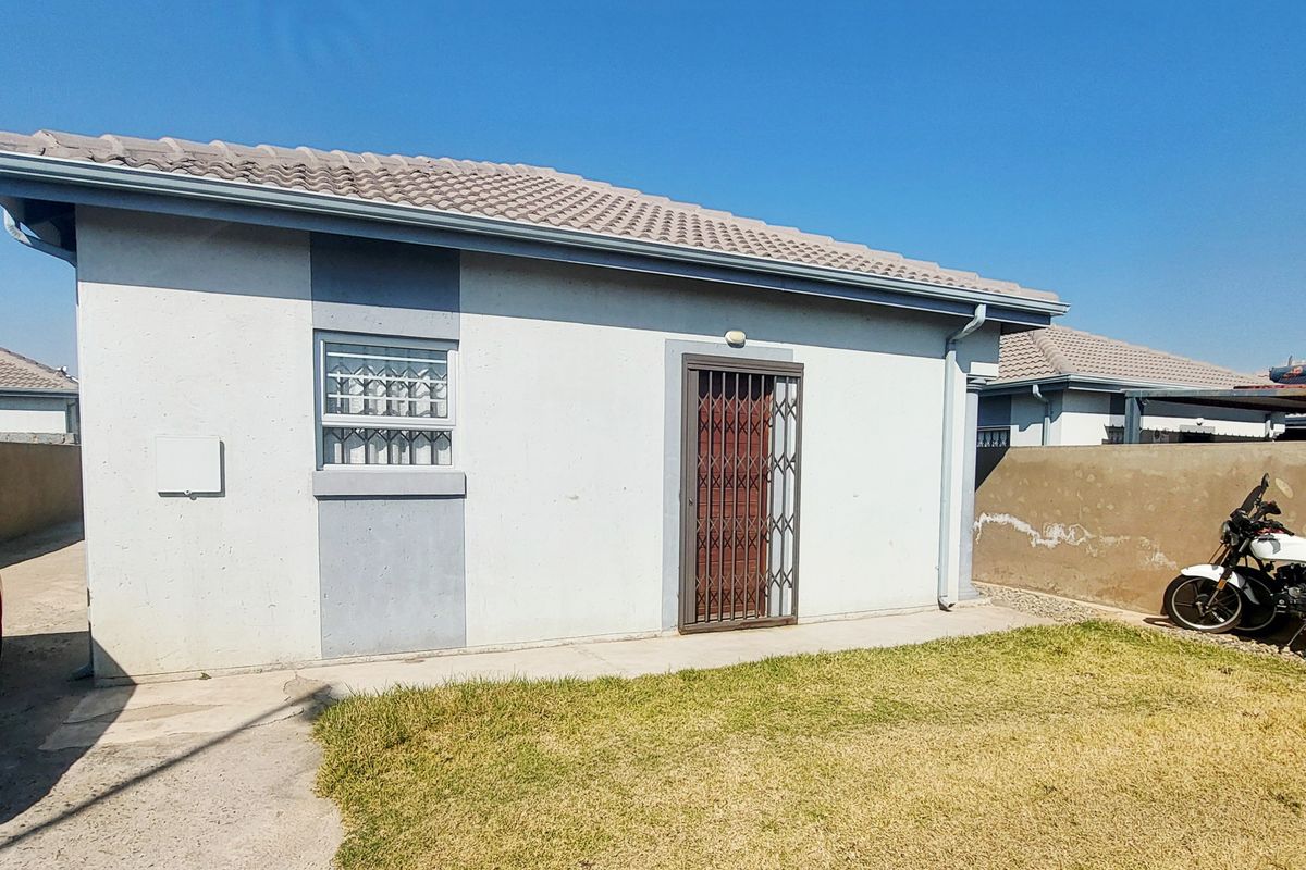 Spacious Family home in secure Area - Photo 2