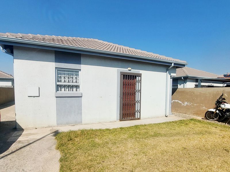 Spacious Family home in secure Area - Photo 2