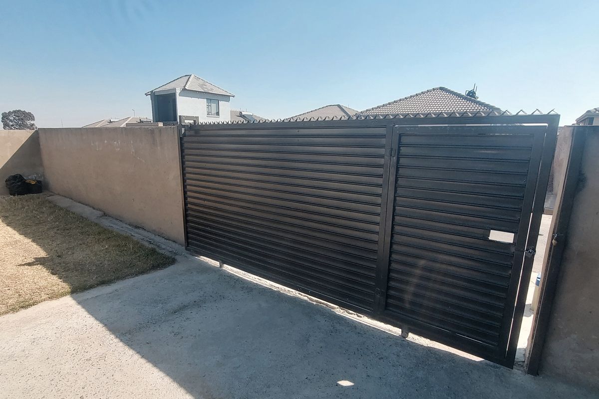 Spacious Family home in secure Area - Photo 3