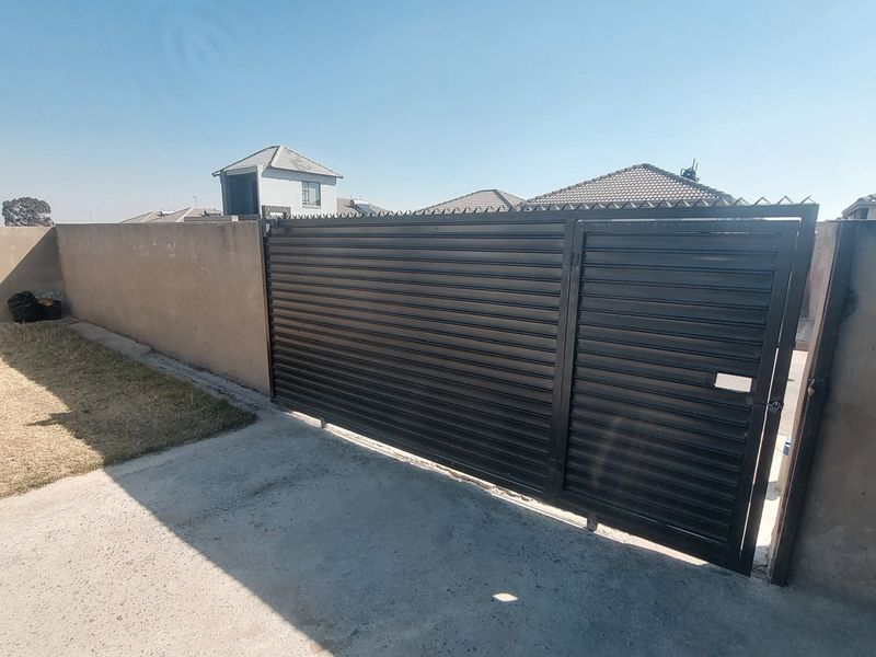 Spacious Family home in secure Area - Photo 3