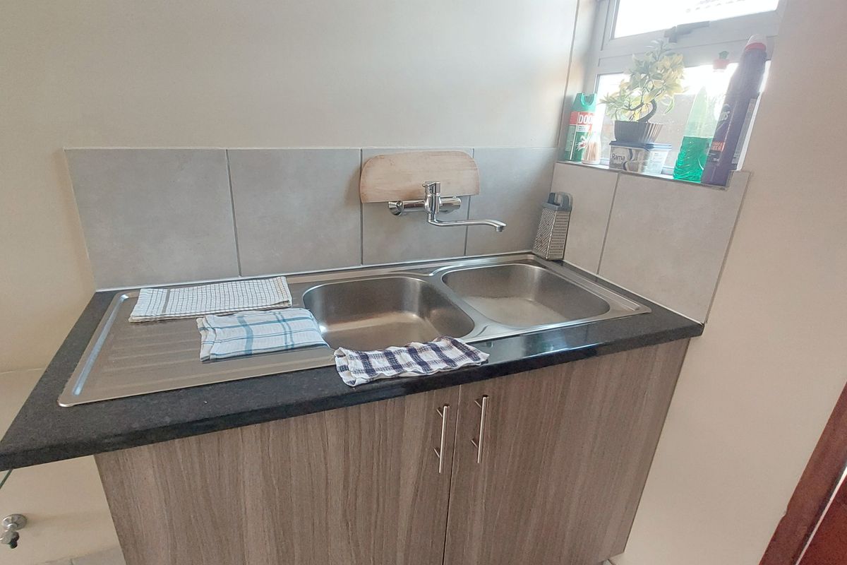 Spacious Family home in secure Area - Photo 5
