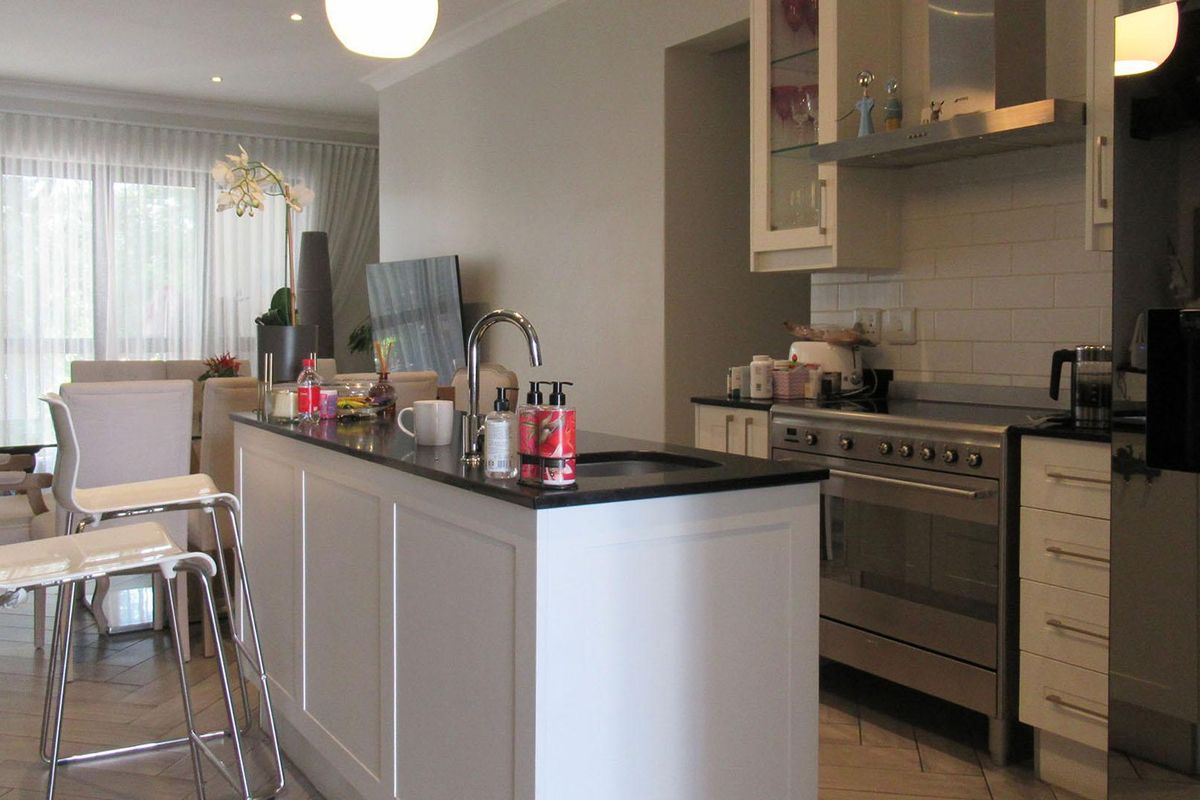 Modern 3 Bed, 3 Bath, 2 garages apartment for Sale in  Bryanston at The Winston - Photo 3