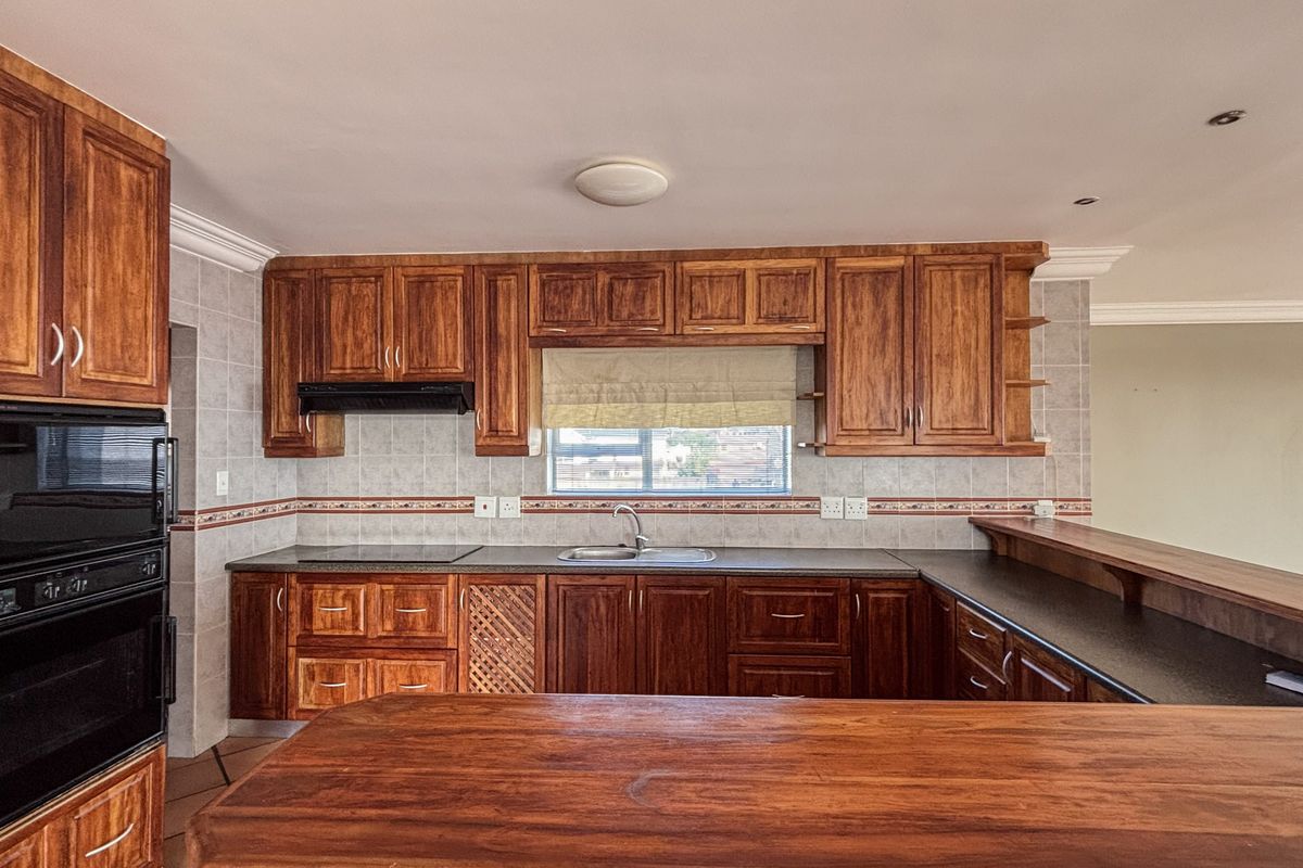 5 Bedroom House in Myburgh Park - Photo 4