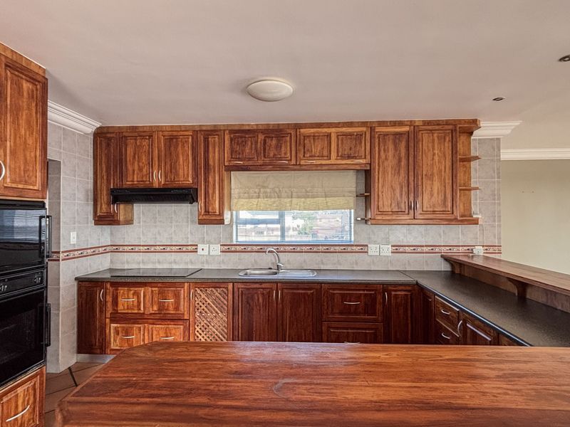 5 Bedroom House in Myburgh Park - Photo 4