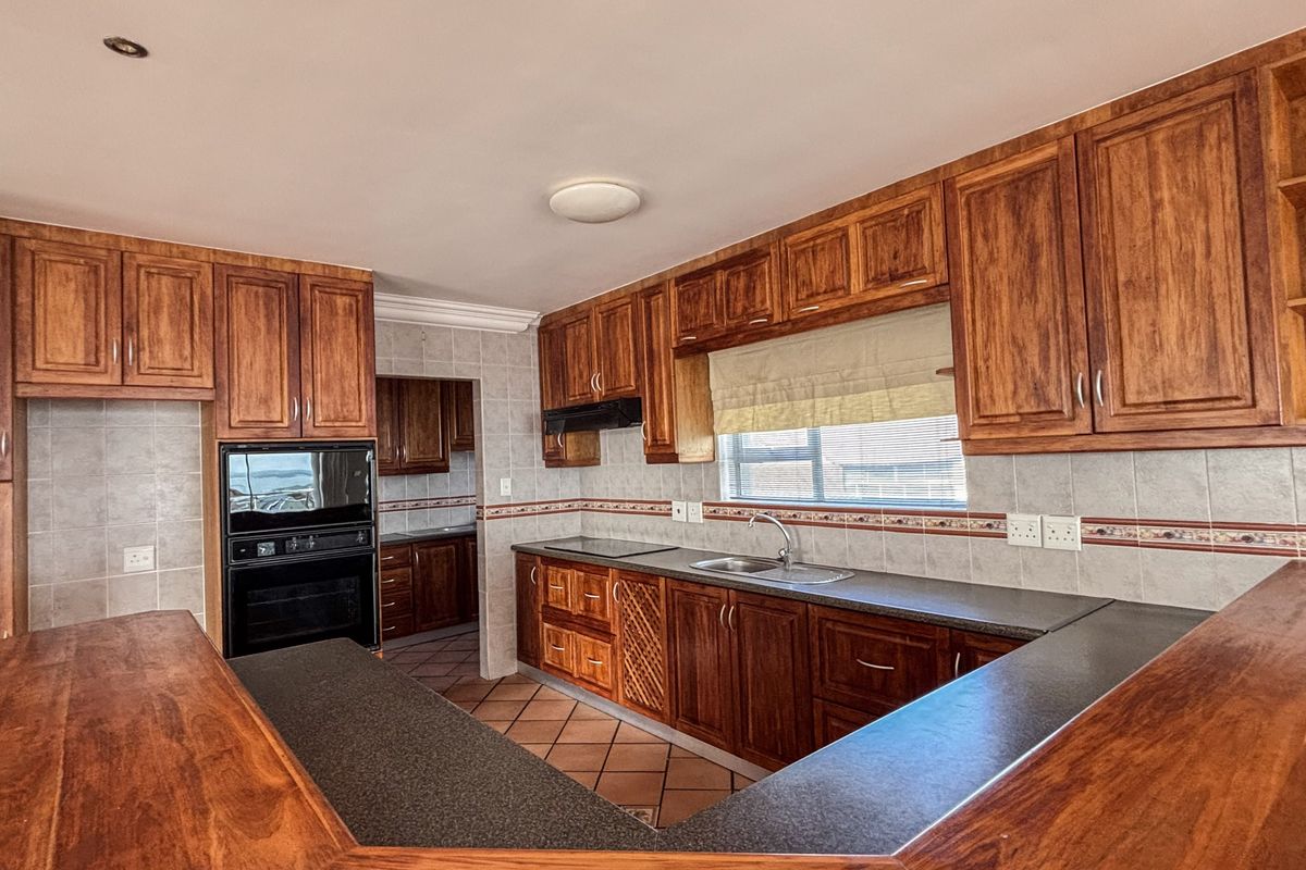 5 Bedroom House in Myburgh Park - Photo 3