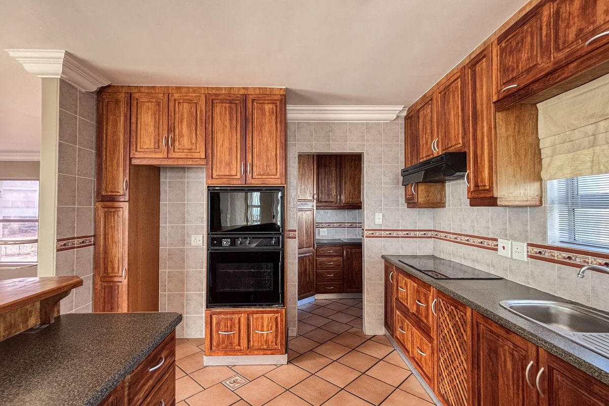 5 Bedroom House in Myburgh Park - Photo 5