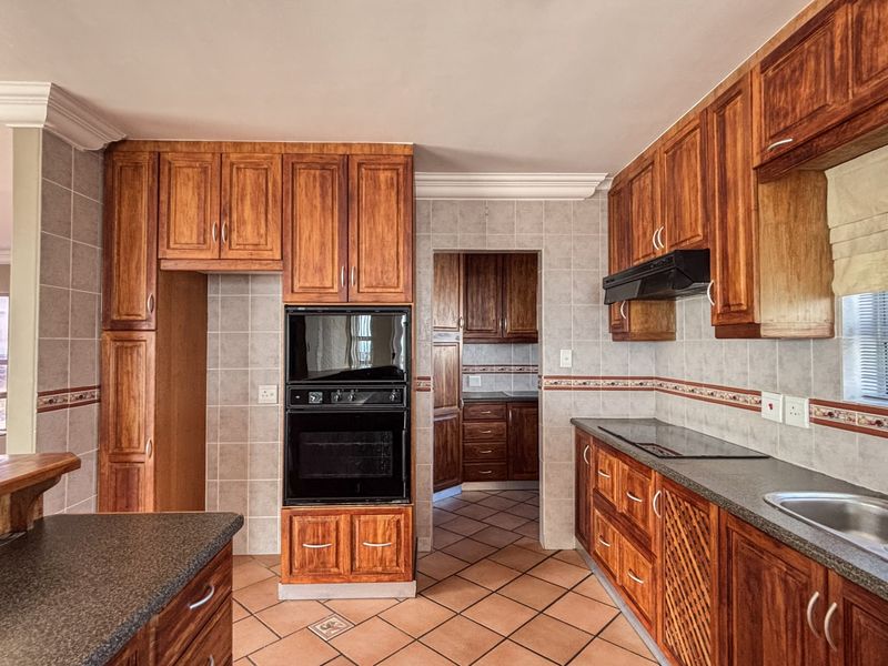 5 Bedroom House in Myburgh Park - Photo 5