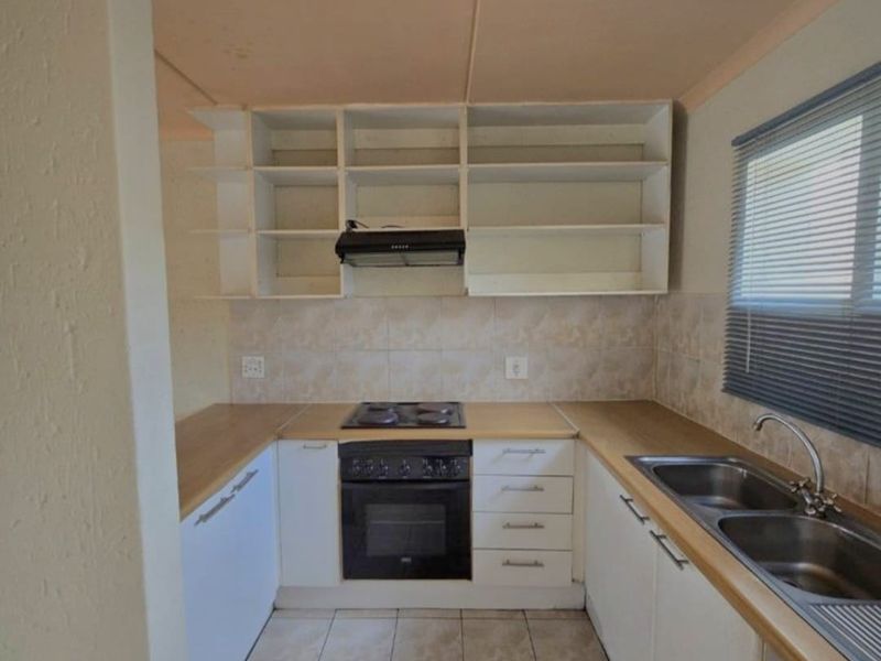 Comfortable & Secure Living in Club Tuscany, Mondeor For Sale - Photo 5