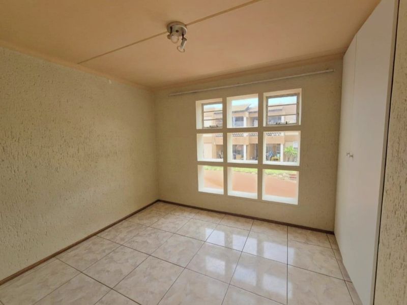 Comfortable & Secure Living in Club Tuscany, Mondeor For Sale - Photo 2