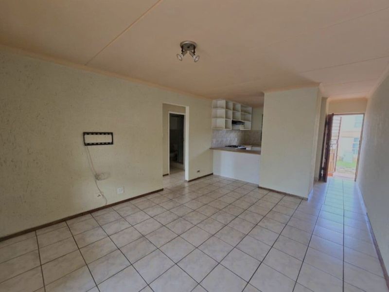 Comfortable & Secure Living in Club Tuscany, Mondeor For Sale - Photo 1