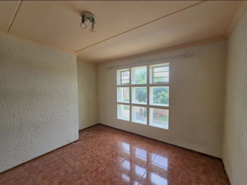 Comfortable & Secure Living in Club Tuscany, Mondeor For Sale - Photo 3
