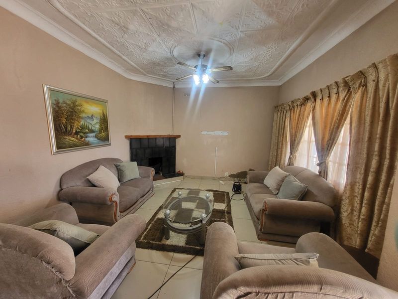 3-Bedroom Family Home with 4 Income-Generating Bachelor Units - Photo 2