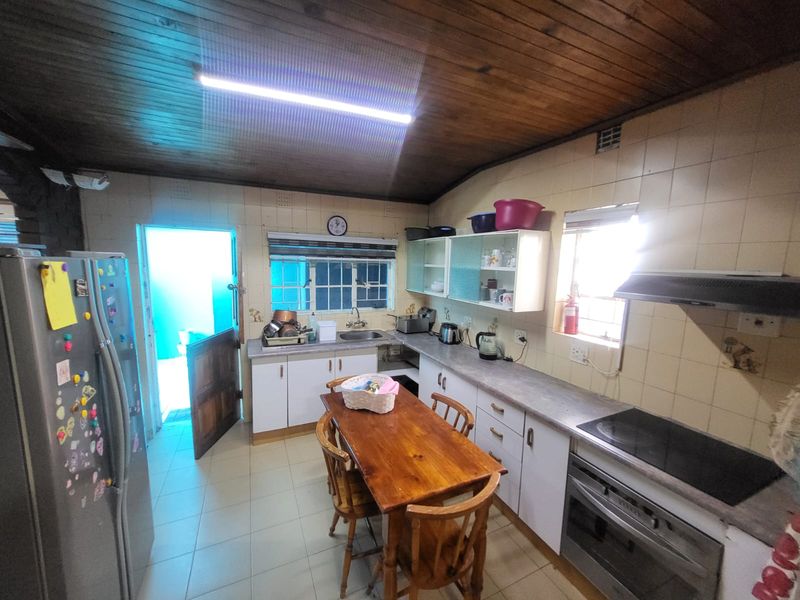 3-Bedroom Family Home with 4 Income-Generating Bachelor Units - Photo 4