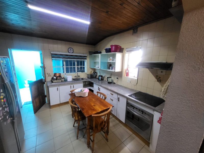 3-Bedroom Family Home with 4 Income-Generating Bachelor Units - Photo 1