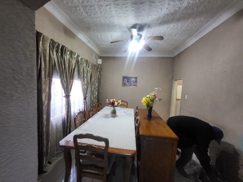 3-Bedroom Family Home with 4 Income-Generating Bachelor Units - Photo 5