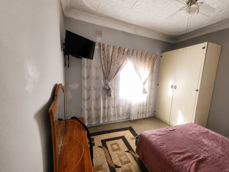 3-Bedroom Family Home with 4 Income-Generating Bachelor Units - Photo 7