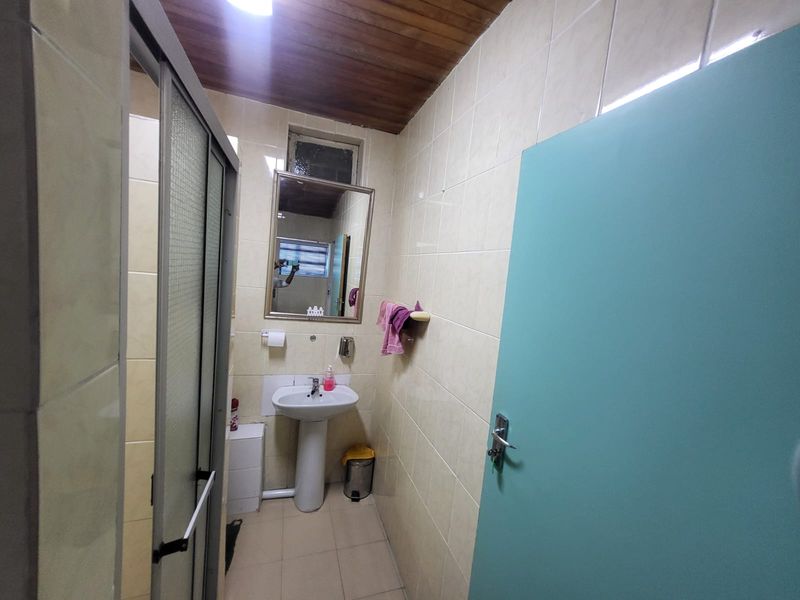 3-Bedroom Family Home with 4 Income-Generating Bachelor Units - Photo 10