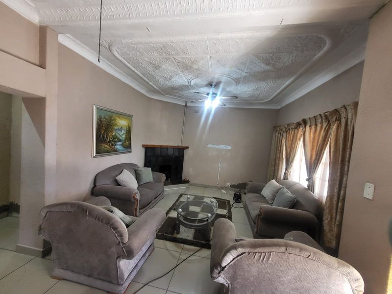 3-Bedroom Family Home with 4 Income-Generating Bachelor Units - Photo 3