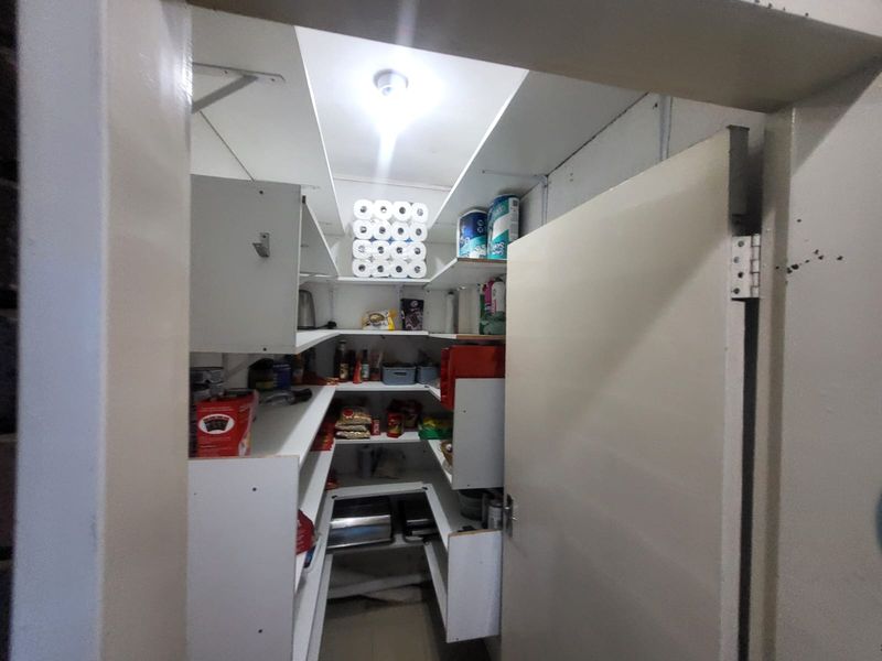 3-Bedroom Family Home with 4 Income-Generating Bachelor Units - Photo 6