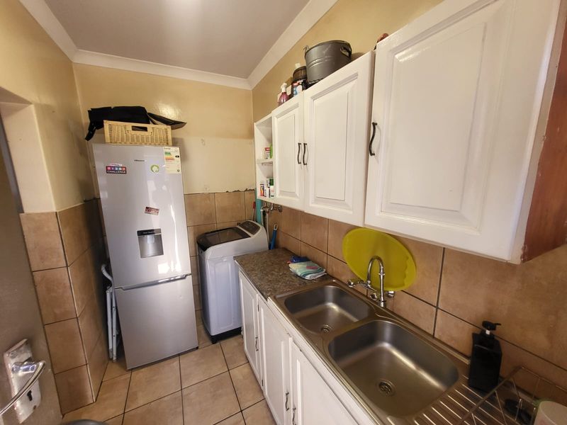 Beautiful & Specious 3-Bedroom Family Home with Swimming Pool in Roseacre - Photo 5